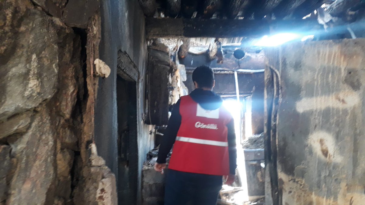 Alanyakizilay's tweet photo. Gündoğmuş ilçesinde evi yanan ve bir çocuğunu da yangında kaybeden acılı aileyi ziyaret ettik. Yardım kampanyamız devam ediyor. Bu hilal🌛🇹🇷 #sensizolmaz https://t.co/4QxlnUIhPr