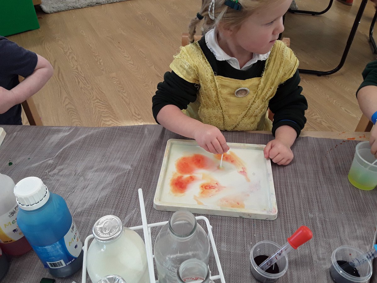 Badgers have been recreating the fireworks they saw at the weekend 🎆 <a href="/ashbridgeschool/">Ashbridge School</a>  #experiences