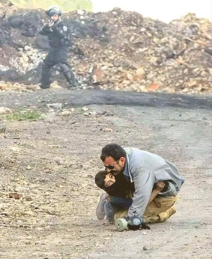 RT @Rehan_Alfarra: Palestinian father shields his son from Israeli fire in the West Bank. https://t.co/mvigSuLGkT