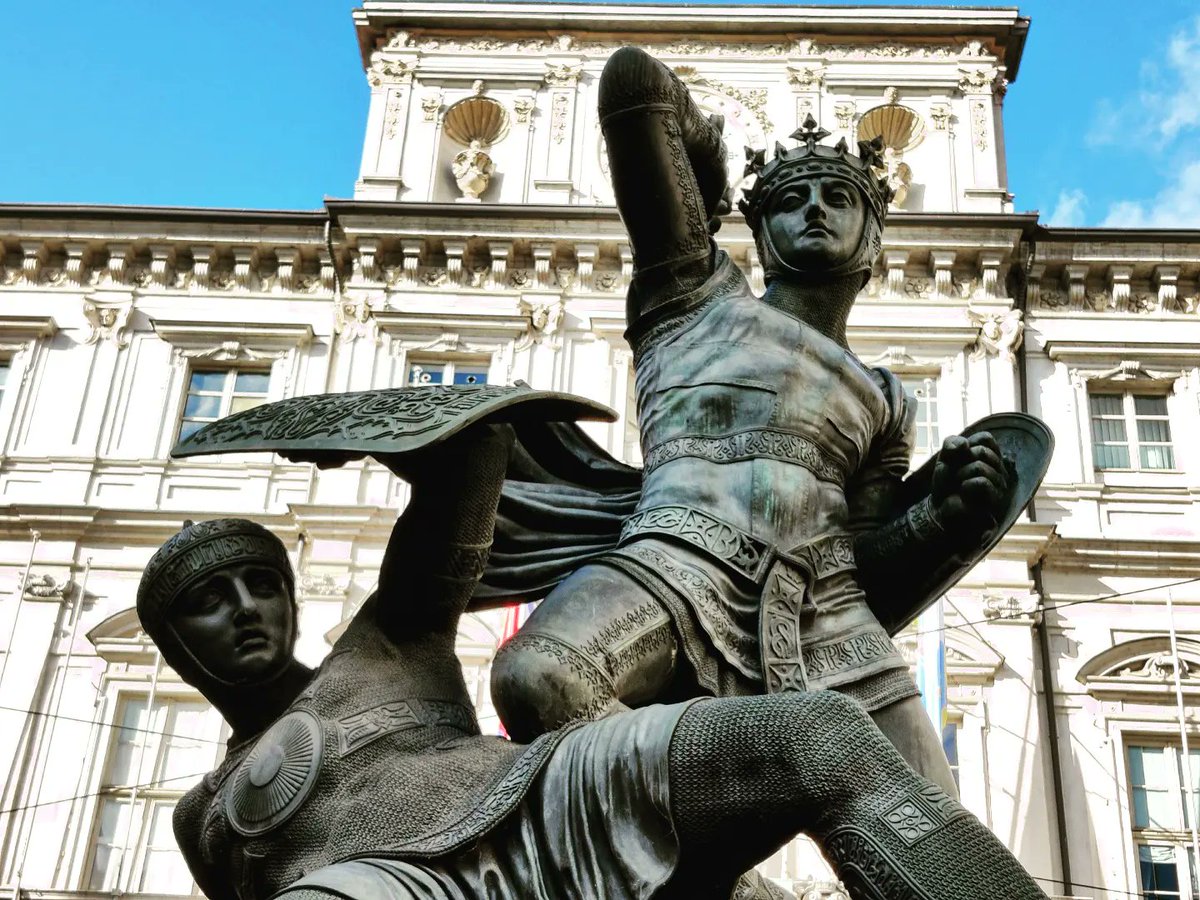 maponi's tweet photo. Monumento al #conteverde #Torino https://t.co/m9oQGau4Df