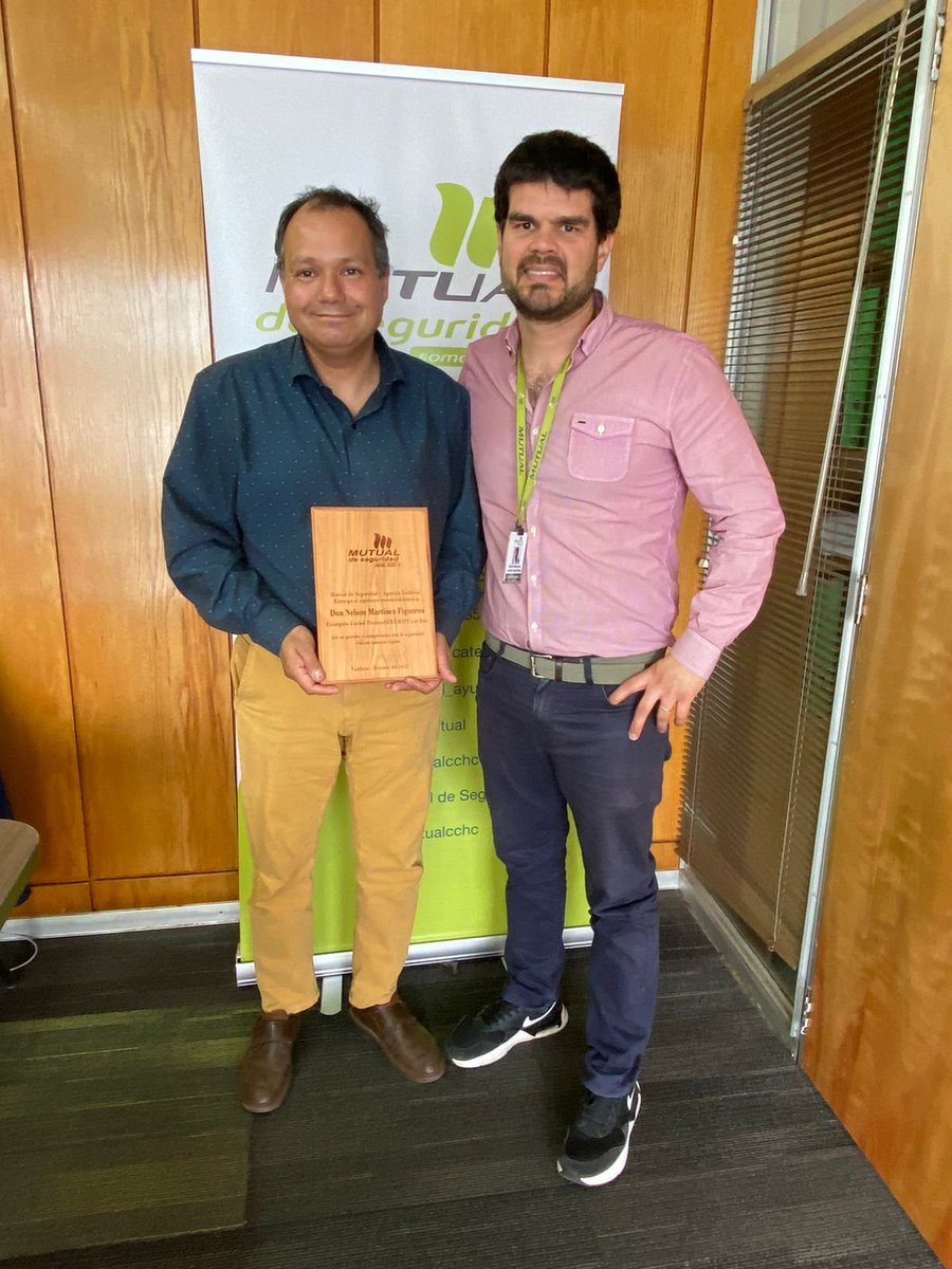 MTTLosRios's tweet photo. 🎉¡Felicitaciones Nelson! Recientemente, nuestro encargado de Unidad Técnica y CORESET #LosRíos, Nelson Martínez, recibió el especial reconocimiento por parte de @mutualcchc #ValdiviaCL gracias a su compromiso y trabajo realizado por la seguridad vial desde SeremiTT 👏👏👏👏 https://t.co/wdR6cL8Li5