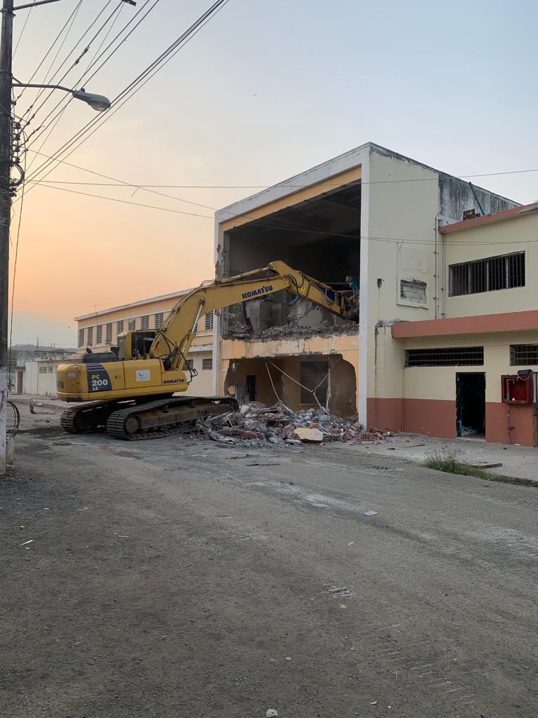 LassoGuillermo's tweet photo. Derrocamos el pabellón consular en la Penitenciaria, utilizado para atacar a personal uniformado que ingresaba a realizar operativos. Eliminaremos cualquier infraestructura que hayan utilizado las bandas delincuenciales para resistir al orden de nuestra fuerza pública. https://t.co/a7PgE7aEgM