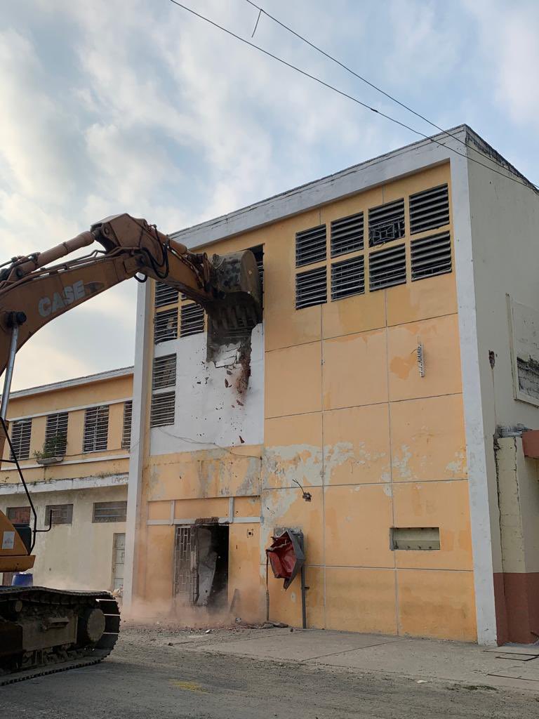 LassoGuillermo's tweet photo. Derrocamos el pabellón consular en la Penitenciaria, utilizado para atacar a personal uniformado que ingresaba a realizar operativos. Eliminaremos cualquier infraestructura que hayan utilizado las bandas delincuenciales para resistir al orden de nuestra fuerza pública. https://t.co/a7PgE7aEgM