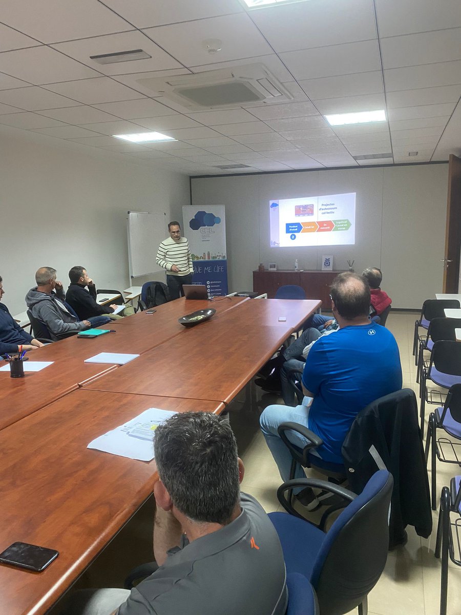 ✔️Primera reunió de Socis de la CEL d'Ontinyent 

Ens vam reunir amb instaladors elèctrics i enginyers per a tractar temes d’interès de la Comunitat Energètica Local.🤝

Comptem amb més de 20 socis i en breu iniciarem un projecte d'autoconsum col·lectiu! 

celontinyent.com