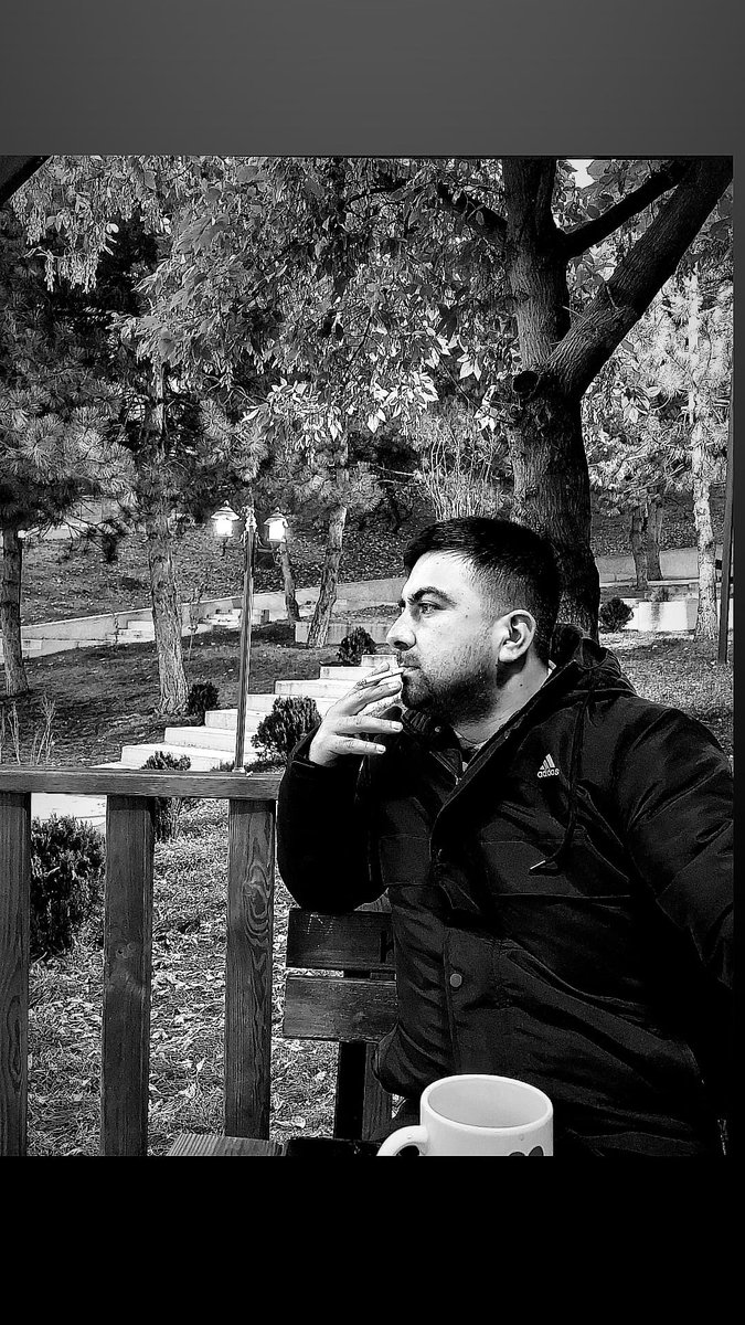 Bir gün düştüm, tel tel düştüm, 
Yad yâr düştü, ben el düştüm.