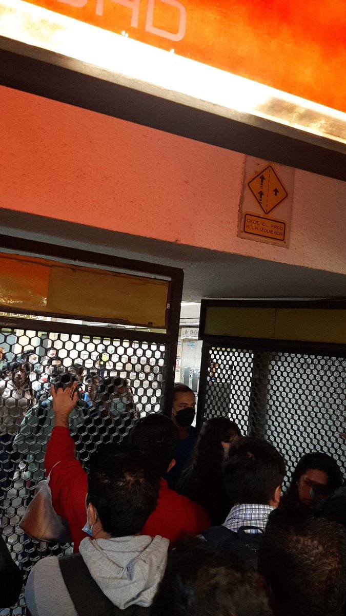 Mario_MR1403's tweet photo. @MetroCDMX Los siguen sacando https://t.co/O2OllPwS97