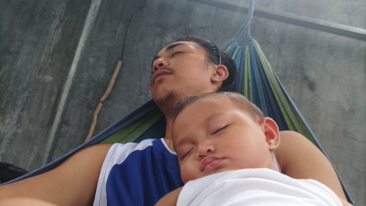 Tanginamoandrei's tweet photo. pinaka masayang araw at pinaka malungkot na gabi kase antagal umuwi ni mama. @annathegorgeous https://t.co/g7Nx2PZzOw
