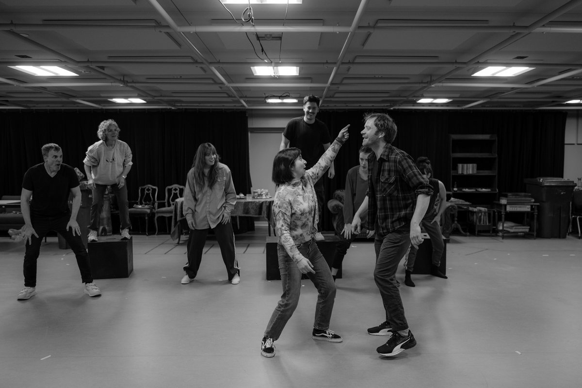 👀 Dans les coulisses de SHOWTIME — Une grosse pièce de théâtre du Projet Bocal! 
Cette comédie éclatée prend l'affiche le 16 novembre prochain.
Billets et infos: duceppe.com/showtime/