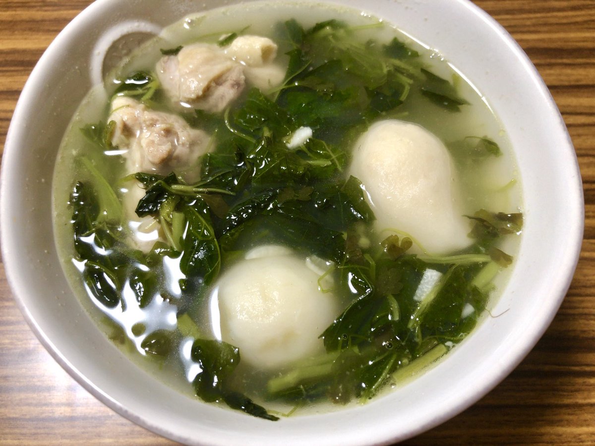 mayook's tweet photo. エジプトの里芋のスープのレシピを見て。

スイスチャード（って何？）とパクチーが売ってなかったから、モロヘイヤとサラダセロリにしちゃったし、チキンブイヨンとか面倒だから、チキンそのものを入れたしだけど、めちゃめちゃおいしかった。肝心の里芋が、剥いてあるやつなのはイマイチだったけど https://t.co/OfaaxSpLOc