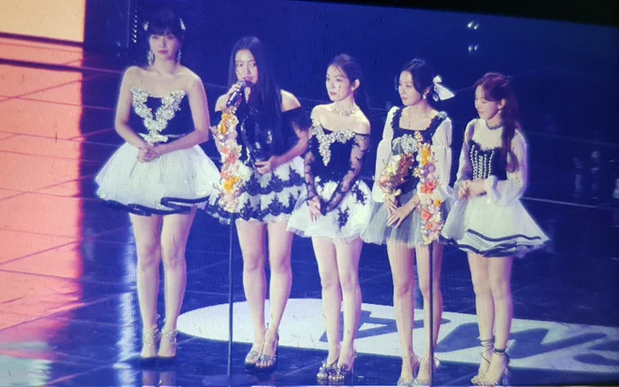 น่ารักมาก เหมือนเดินลงมาจากแท่นไขลานเพื่อมารับรางวัล 