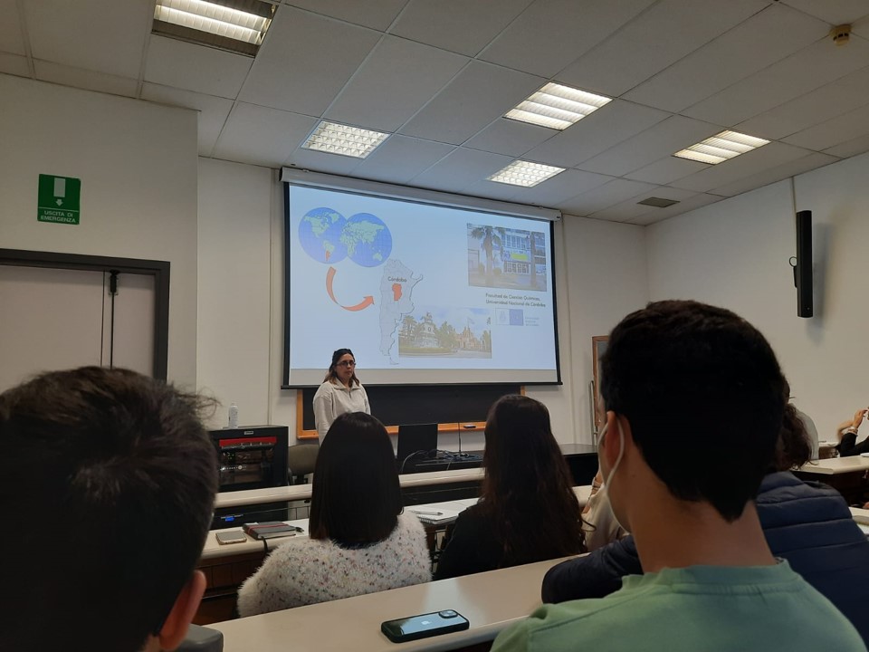 micro4nano's tweet photo. Yanina (@unc_cordoba) presenting her work on "Micro and nanoparticulate drug delivery systems based on complexes of polyelectrolytes with ionizable drugs" ⚗️🧪🙂 @unipr #H2020 #MSCA #research #micro4nano https://t.co/KyFdlORyJM