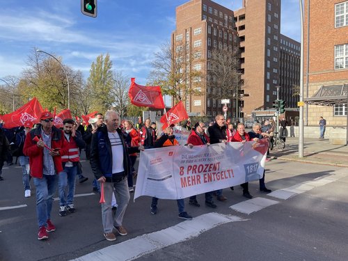 1.500 Metallerinnen und Metaller in Spandau im Warnstreik: Die zweite Warnstreikwoche in Berlin in der Tarifrunde der Metall- und Elektroindustrie startete mit rund 1.500 Metallerinnen und Metallern auf der Nonnendammallee in Spandau. Die Beschäftigten… dlvr.it/ScR5pF