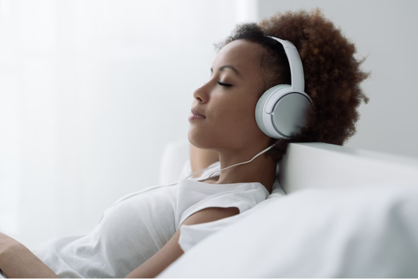 Hour25AI's tweet photo. This new #brownnoise trend has many users claiming its power to declutter the mind &amp; enhance focus &amp; productivity. There is little research on its efficacy, but one certainty is that its effects might not present it as a solution for everyone. Learn more: https://t.co/1KYrGNrznw https://t.co/Kwweb2UOUz