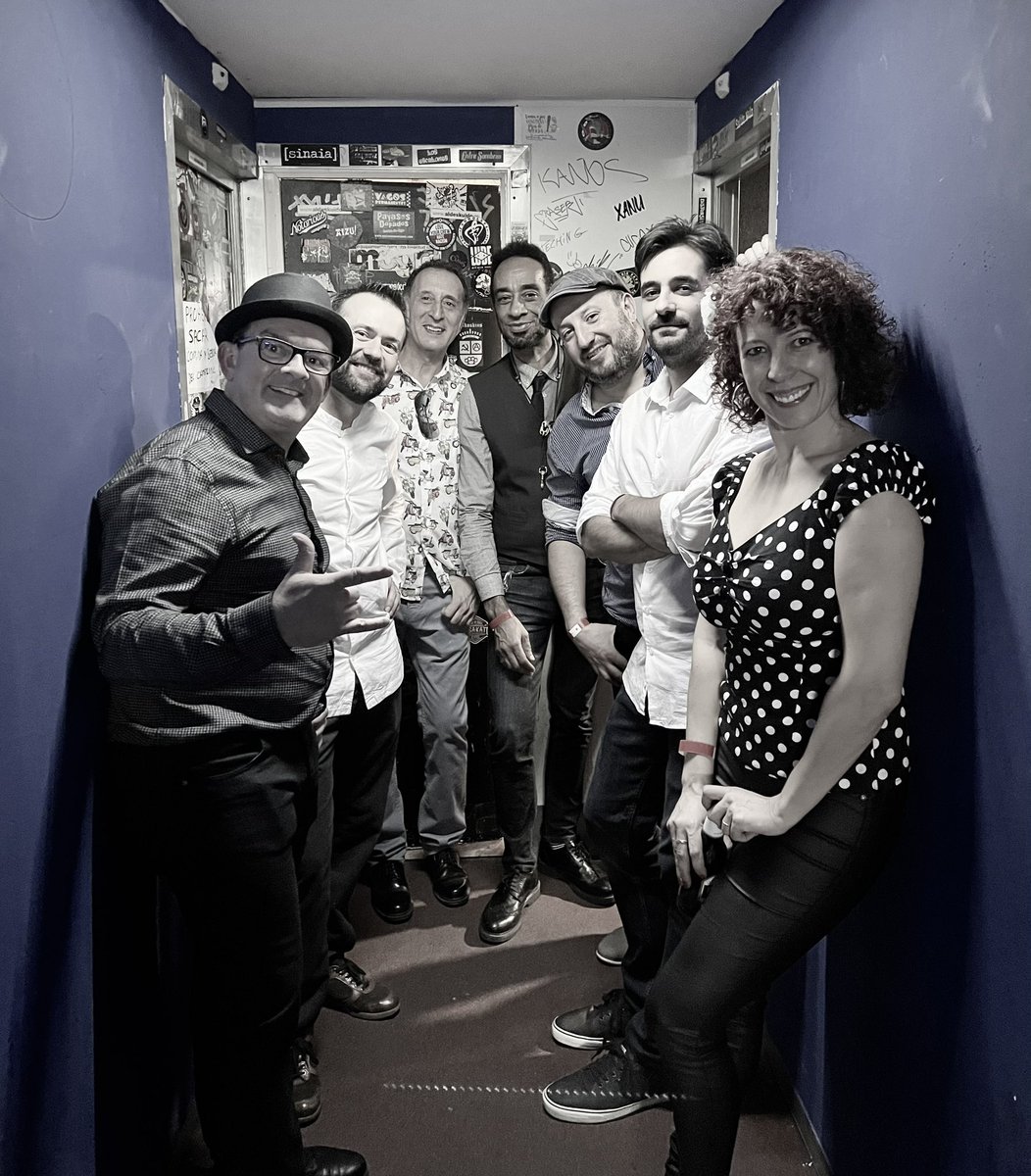 losragtones's tweet photo. De izquierda a derecha:
Javi Sanchez-Saxo barítono 
José Luis Riera-Guitarra 
Jose Abad-Trompeta 
Salva Carsi-Saxo tenor, armónica 
Javi Infussion- Bajo 
Jawy-bateria 
Brenda- Cantante. 📷@JNDpicture https://t.co/etKtbGf10Q