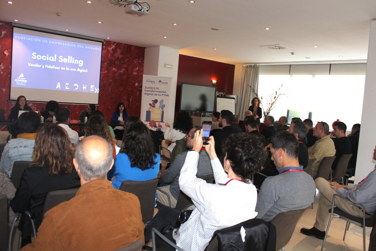 asearco's tweet photo. Éxito de la jornada que ofreció en RIVAS estrategias para VENDER y FIDELIZAR a través de REDES sociales. Ofrecida por representantes de @aedhe , su Oficina Acelera Pyme y @Ayuesen , organizada por @asearco y @AytoRivas 👉https://t.co/tYcdpalWV0 https://t.co/cKyuuSnL3u
