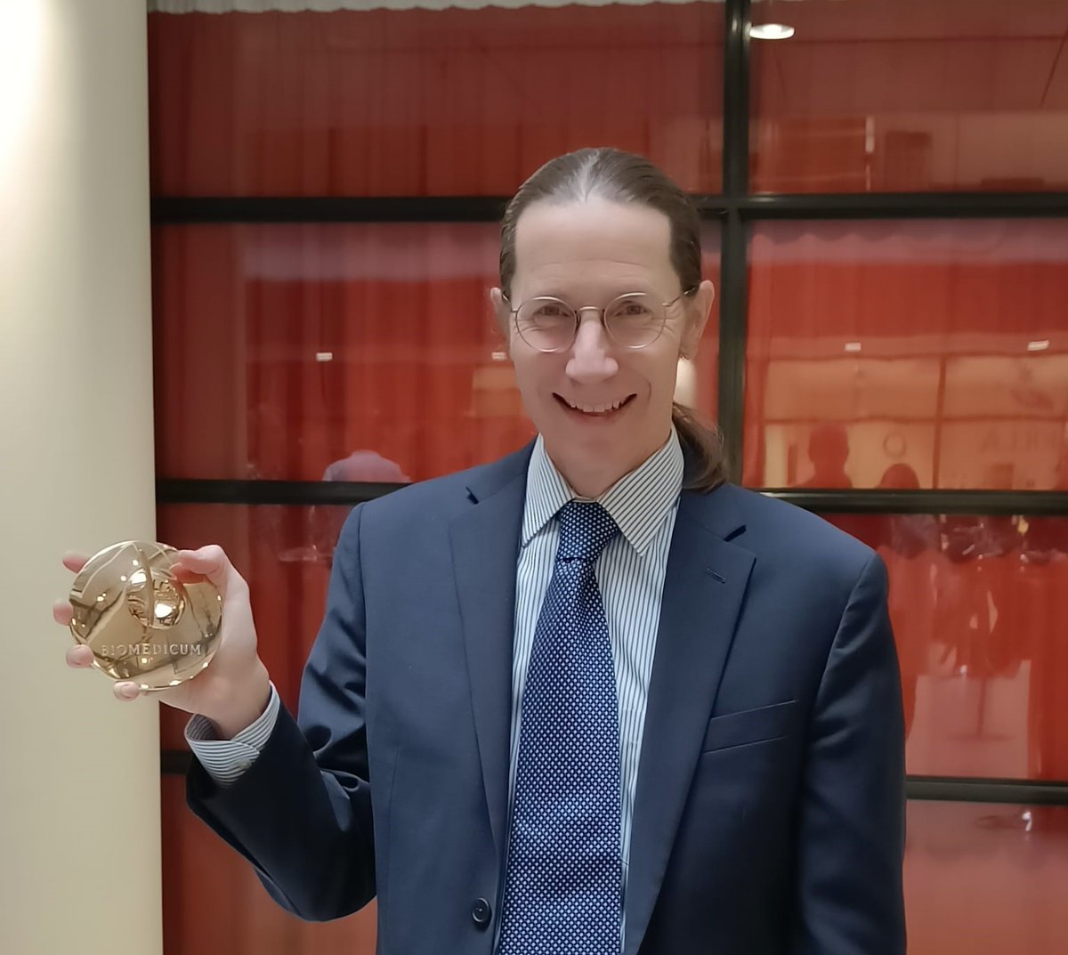 Our heartfelt congratulations to FIMM director @dalygene for being awarded the Biomedicum Helsinki Medal and for giving a great Biomedicum Helsinki Lecture 2022: ”Human Genetics in Finland: past, present, and future” today.