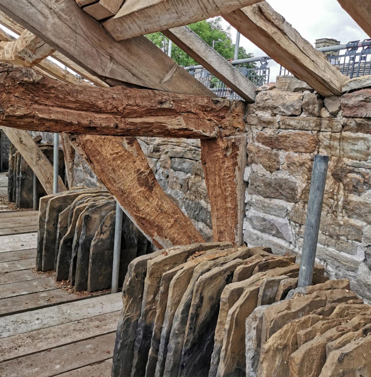 hallidayclark's tweet photo. A beautiful mix of wood and stone.
#barn #barnconversion #traditionaldetails #timberframe #yorkshire #yorkshirestone #originalfeatures #architectureanddesign https://t.co/WTTtmhbXpB