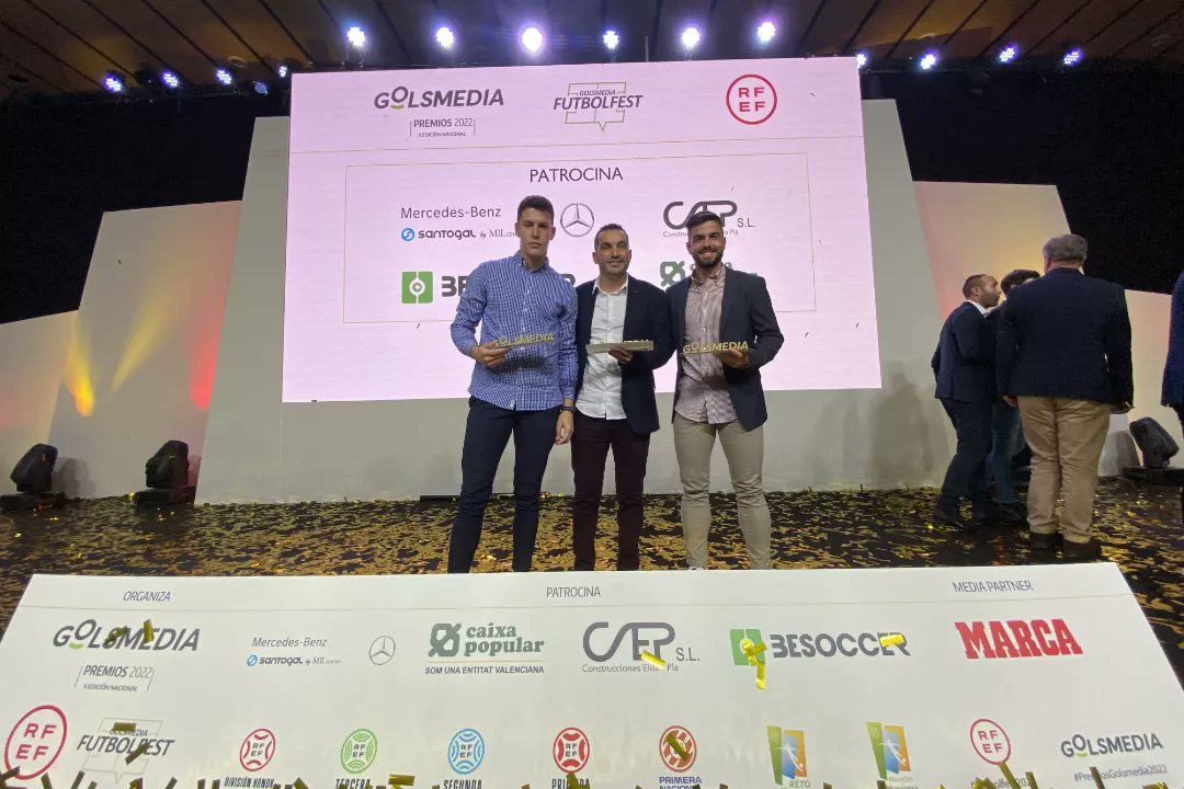Yeclano_dptvo's tweet photo. #PremiosGolsmedia2022 🏅

👨🏽‍🏫 Adrián Hrndz (@Patiyoso) - Mejor entrenador.
🧤 Iván Martínez - Mejor portero.
🧙‍♂️ @mario_ucles - Mejor jugador.

👏 Enhorabuena a todos los premiados y por la organización a @GolsmediaNacion, con la colaboración de la @rfef 🔝

#ManerasDeVivir 🔵🔴 https://t.co/bUgbKkqET2