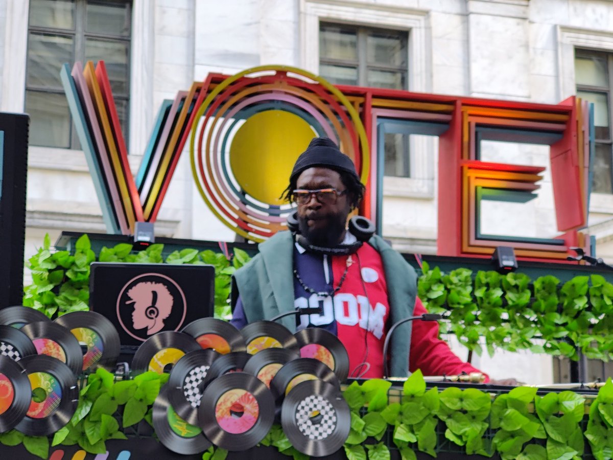 Questlove spinning down City Hall, getting out the vote.
#joytothepolls