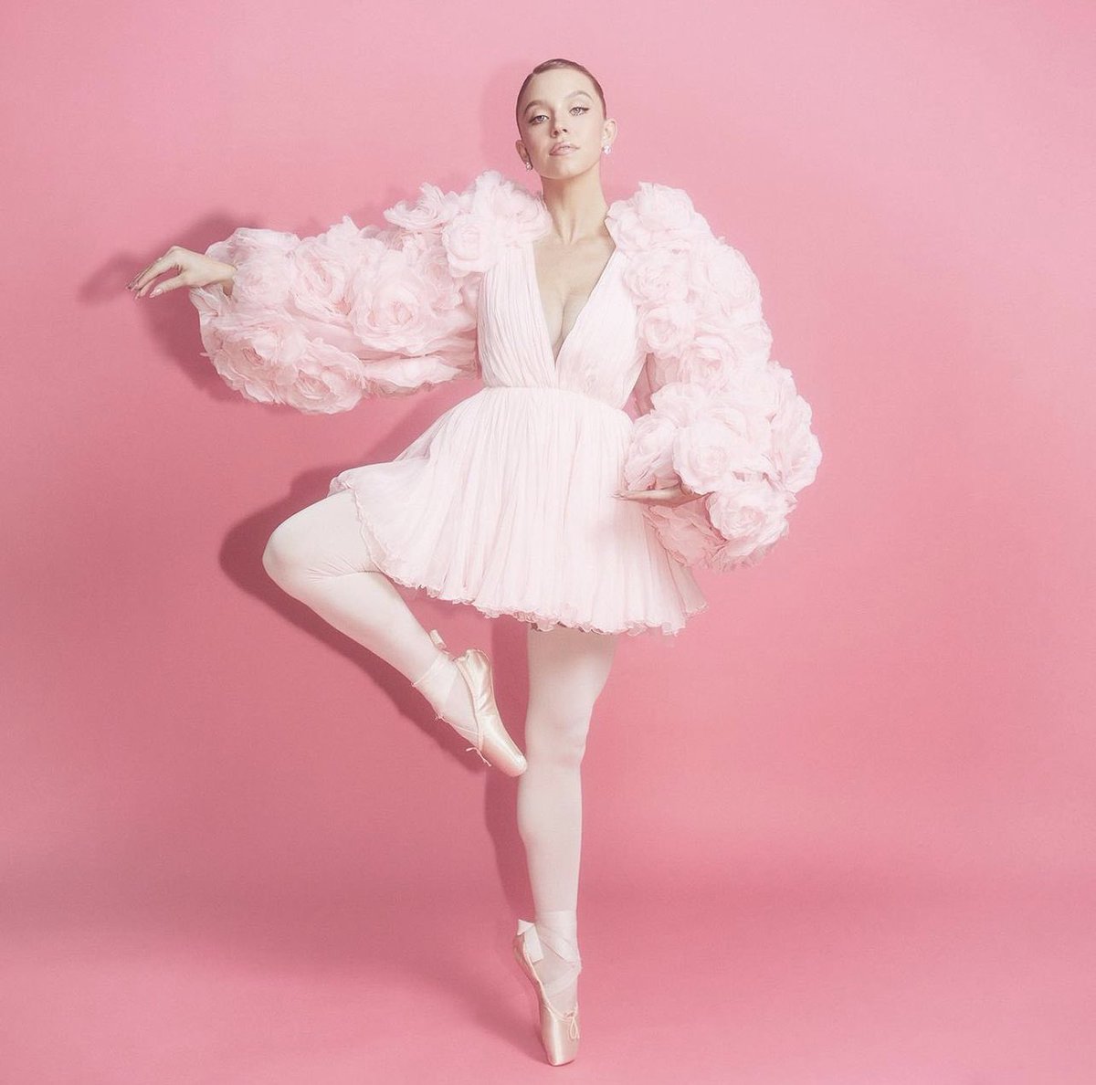 criminalplaza's tweet image. people are acting so shocked that ballerinas are laughing at sydney sweeney for this pic and pointing out everything wrong with it as if ballerinas arent KNOWN for being perfectionists😭