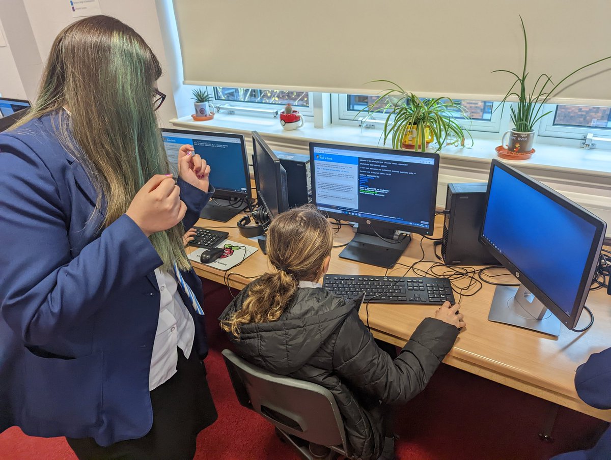 It hack a bank day! I try to encourage them to leave the person a bus ticket home... I don't think 1p will get them very far 🤣 #CyberSecurity <a href="/DigitalWorldHQ/">Digital World</a> #Scotcareersweek22 <a href="/SHS_DYW/">SHS DYW</a>