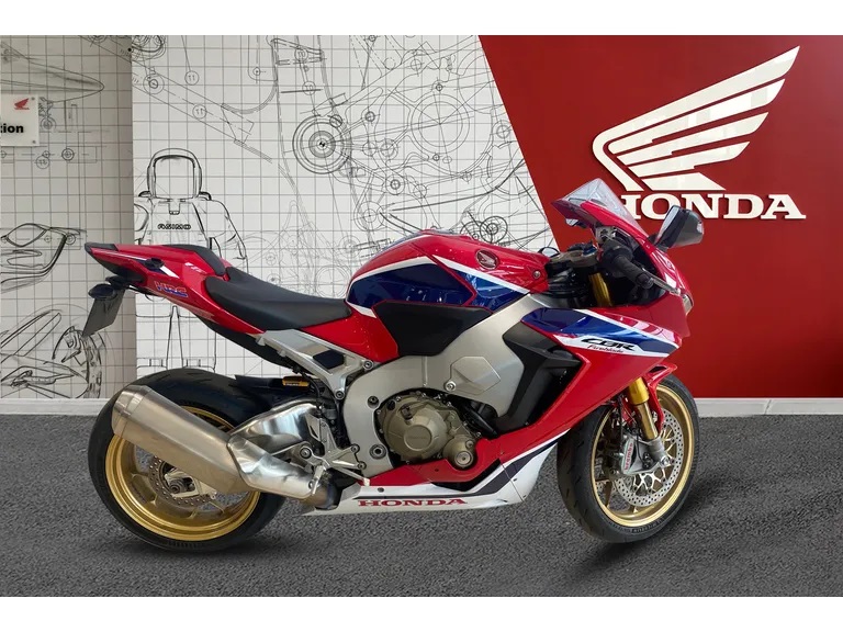 HondaBikes's tweet photo. #BikeOfTheWeek at Marshall #Honda #Bikes #Reading is this stunning Honda CBR1000 RR Fireblade with LED Lights, a Quickshifter and a Digital display.
Was £12,400.
Now £10,900.
Save £1,500.
Call 0118 911 3075 or visit https://t.co/gwEymEbPAM to find out more. https://t.co/Y5rnXC6Lay