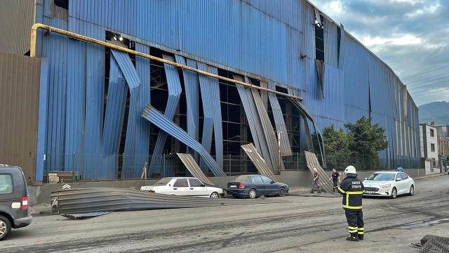 Hatay'da demir çelik üretim tesisinde patlama: 6 yaralı

Hatay'ın Payas ilçesinde, demir çelik üretimi yapılan tesiste meydana gelen patlamada 6 kişi yaralandı.

Yaralanan 6 kişi, ambulanslarla hastaneye kaldırıldı.