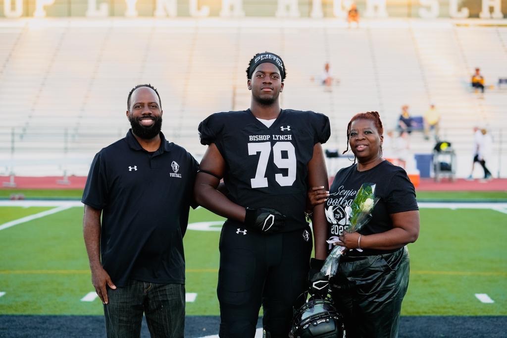 Locz2s's tweet photo. Help us wish Zachery Curtis  a Happy 18th Birthday!!
#ourqbprotector
#BLFriars https://t.co/oPzmsG1hHb