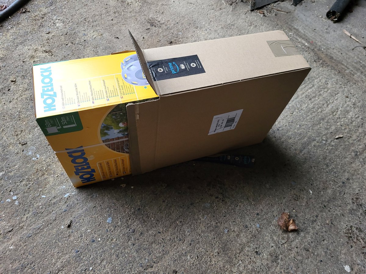 Donaldmatt6's tweet photo. Oh @amazon how does this help anyone in todays climate? Credit to @Hozelock for sending it in as many pieces as possible to fit in a smaller box(please simplify assembly).
But a perfectly capable box in a box? Come on amazon...
#lesspackaging https://t.co/dhsflBrgBB