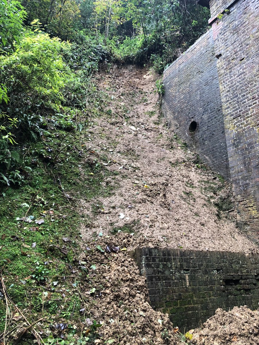 NetworkRailSE's tweet image. 📢 Lines are still blocked between Lewes and Falmer after reports of landslip debris on the track.

👷‍♀️ 👷‍♂️Engineers are still on site assessing the situation and we're expecting a further update soon.

🙏We apologise for the disruption this may cause.