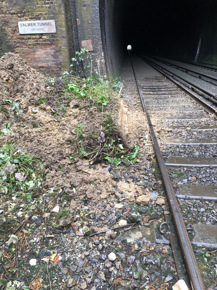 NetworkRailSE's tweet image. 📢 Lines are still blocked between Lewes and Falmer after reports of landslip debris on the track.

👷‍♀️ 👷‍♂️Engineers are still on site assessing the situation and we're expecting a further update soon.

🙏We apologise for the disruption this may cause.