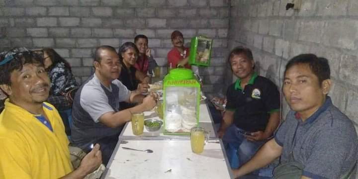 cacing_nagari's tweet photo. Menua bersama. Ga da bosennya. 5 th, setiap hari. Genk yang bolak balik ganti nama dari mulai Geng Semut Hitam, Pink Porn Club, besok,Ikatan Lansia Indonesia 🤣 jelang 50th
Semoga terus bersama
Agenda tetap #pingpong #ricaricaB2 #sepeda #poker #bayleys #teluche #smpn1 #home❤️ https://t.co/cReiVgLvIt