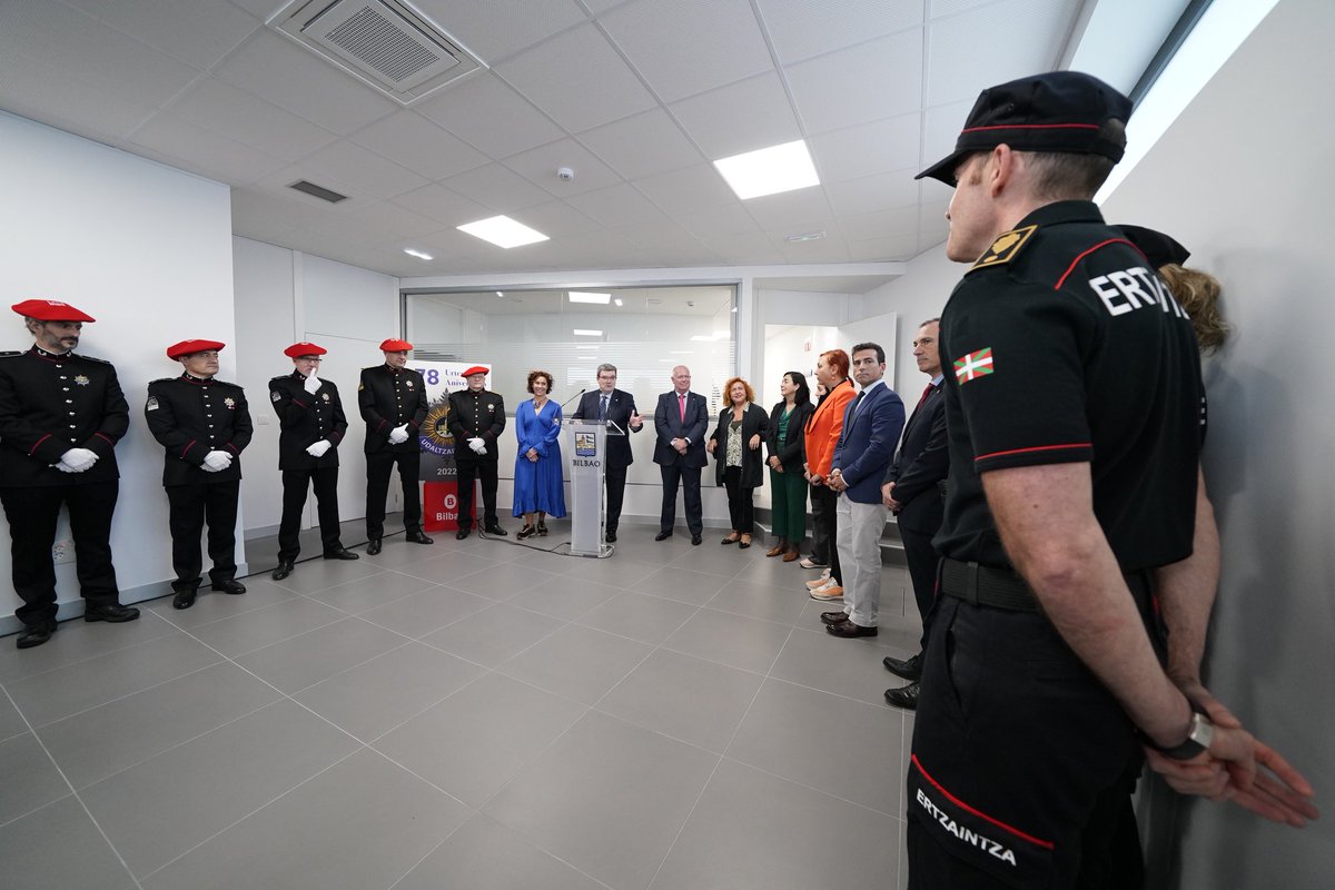 Bilbao_Polizia's tweet photo. 👮 #Deustuko auzo-ikuskaritza berria inauguratu dugu gure 178. urteurrenean.

👮 Inauguramos la nueva inspección vecinal de #Deusto en nuestro 178 aniversario. 

👏👏👏

➕https://t.co/rQRFDURApm

#Bilbao https://t.co/pEGmrmnOlS