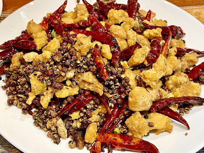 池袋小吃居で、辣子鶏食べてみた
花椒多いwww
コレ、スーパーとかで売ってる、家で買う用の一袋くらい入ってる
なお、花椒や唐辛子食べなければ変に辛すぎたりとかはない
でも塩胡椒強いのでご飯ないとしょっぱい 