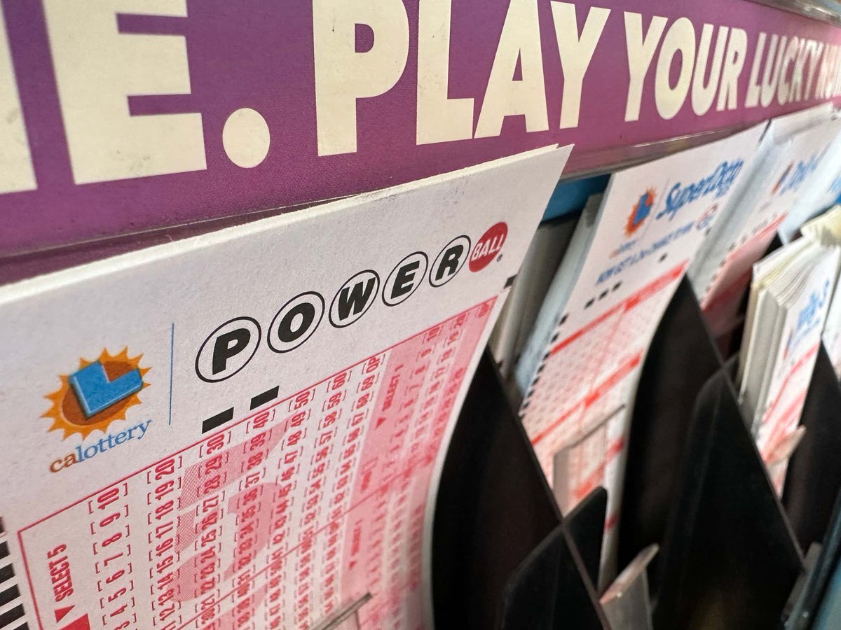 barstoolsports's tweet image. SHADY AS FUCK- Last Night’s Record Setting $1.9 BILLION Powerball Drawing Wasn’t Shown Live “Due To Technical Difficulties” bars.tl/3443295