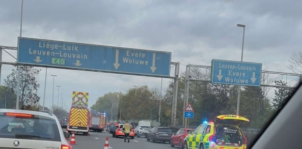 An extremely heavy car crash seriously injured 4 people of the same family on the E40 in Evere last night. Half of the highway had to be closed. 

What did the politicians tweet about? The traffic jams. That tells you everything about what's wrong with the discussion on mobility.