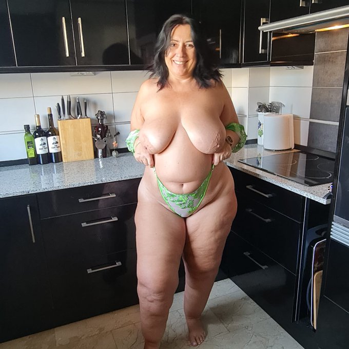 Lunchtime snack? 👇👅 https://t.co/aVfwQen1Sc