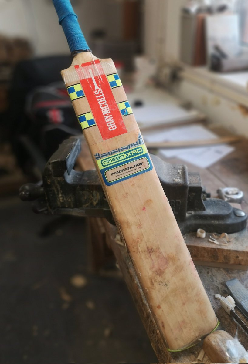 MadeByGrayNics's tweet photo. We love working on Omega XRDs, completely unique eye catching profile/shape, introduced in 2015 using XRD foam handle springs to absorb energy, reducing flex and improving handle durability. 

This one in for a new handle and refurb

#BeforeAndAfter #BatRepairs #CricketBatRefurb https://t.co/H2zY69D1Ue