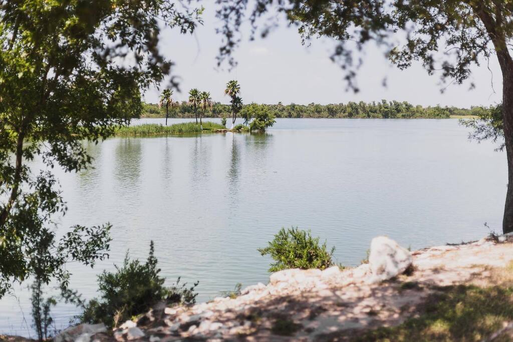 LiberatusDC's tweet photo. Looking across the Rio Grande to Mexico. 
•••
Get out and vote today! The way we self-govern matters. Those who flee violence come to the United States in part because we still work hard to make our democratic-republic work. It’s up to us to keep that legacy going and improv… https://t.co/x1eAd31HpA