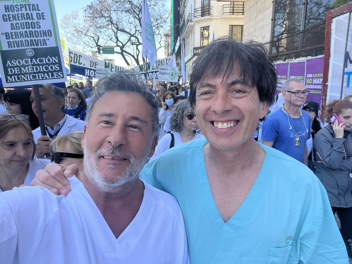En el peor momento de la pandemia y sin vacunas, salí sin parar a trabajar, hoy salgo a reclamar junto a TODA LA SALUD POR MEJORES HOSPITALES Y SALARIOS DIGNOS! Multitudinaria manifestación!!!! Danos tu RT! Necesitamos que llegue a todos!