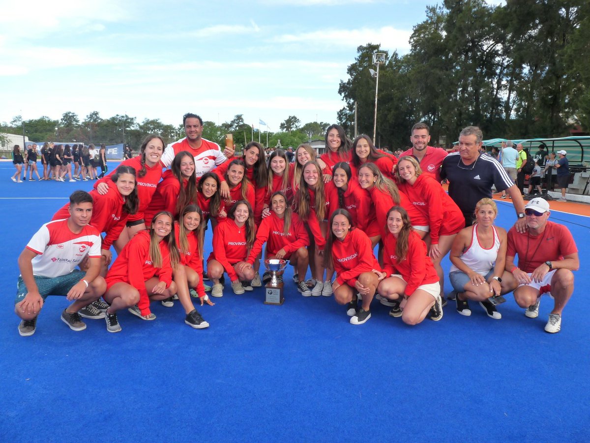 🏑 Finalizó la Copa Santa Fe Provincia Deportiva de Hockey

🏆En el torneo femenino se consagró el Club Atlético Provincial; mientras que en el masculino, Universitario. Ambas instituciones pertenecen a la ciudad de #Rosario.

bit.ly/3ToFXKi