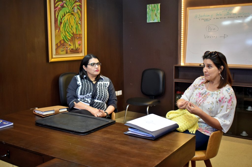 VEP_Paraguay's tweet photo. HOY | La ministra @vivicascom y el viceministro @AdCelle se reunieron con el jefe de gabinete de la @AsuncionMuni, @mora_federico y la representante de  #AsoMipymes Sonia Perdomo, a fin de coordinar acciones para la ejecución de proyectos sobre Ferias permanentes en Asunción. https://t.co/HaW6srzNIA