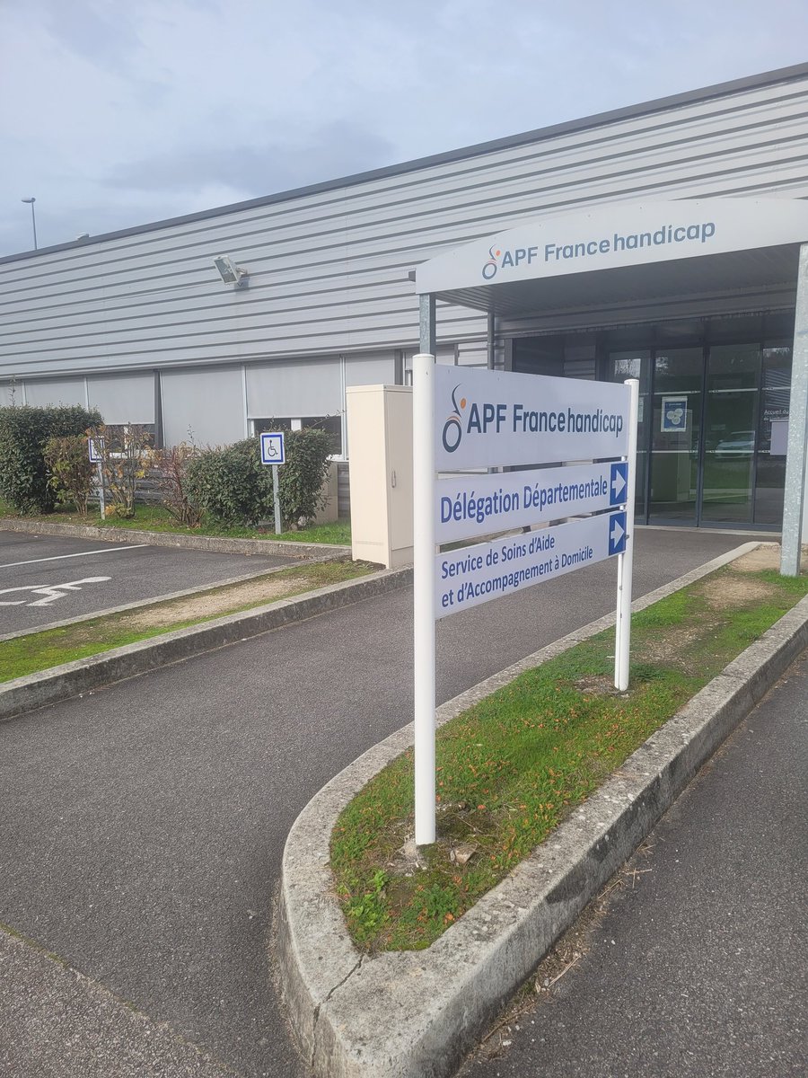 En live #Limoges à <a href="/apfhandicap/">APF France handicap</a> un #AtelierNumérique dynamique, avec <a href="/FrancoisVirmaux/">Francois Virmaux</a> #Gérard et #Patrick tous bénévoles <a href="/OrangeSolidariT/">Orange Solidarité</a>.
De la théorie à la pratique #réalisation #diaporama avec photos-commentaires-fond musical-liens vidéos 🎹🎬 #rétrospective2022 pour #fêtes🎄