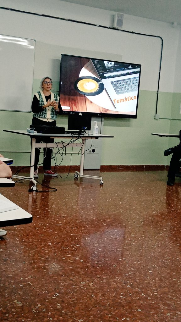 chayma_elhaddad's tweet photo. Hoy hemos tenido el placer de conocer a @moadiario para explicarnos todo lo necesario acerca del #Podcast. Gracias por haber sacado de su tiempo y por esta charla tan interesante.
#CyACartuja #reporteratwittera https://t.co/3EIykQGHNb