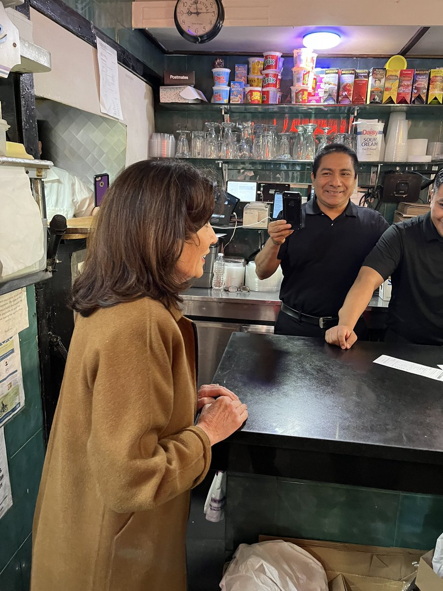 KeithPowersNYC's tweet photo. Great to spend the morning with @KathyHochul on the Upper East Side.

Tons of good vibes and energy out there for Team Hochul and Delgado.

New Yorkers, get out and vote! 🗳️ https://t.co/9CTd2VFBsG