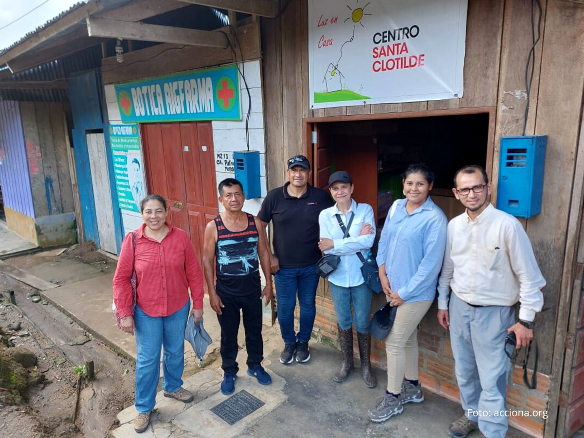 ACCIONA_ORG's tweet photo. Los equipos de https://t.co/tT4Y6RWIKW #México y #Panamá han visitado Copal Urco junto al equipo de #Perú para conocer la #microrred que pusimos en marcha hace un año👏 Esta planta solar provee de electricidad ⚡ a más de 50 hogares, edificios comunitarios y alumbrado público. https://t.co/X8WfGfz7K5