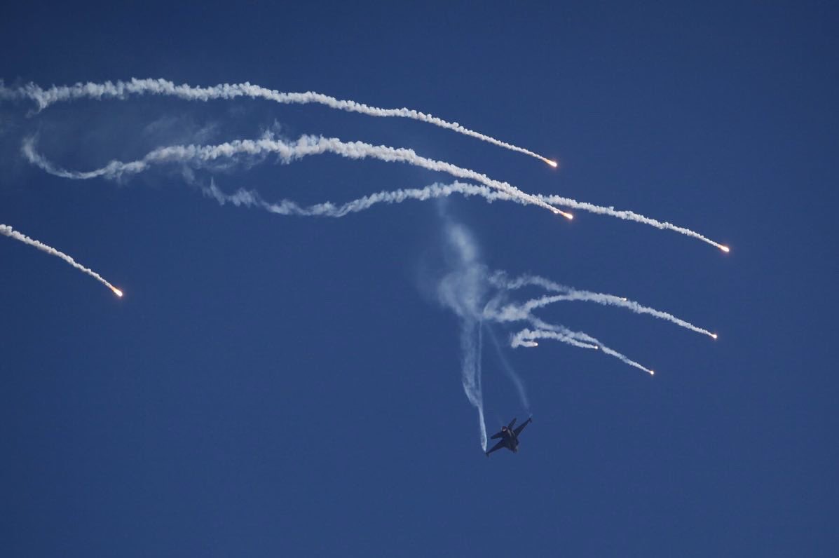 formedianews's tweet photo. «Ζευς» και «Δαίδαλος» κατέκτησαν τους αιθέρες της Λάρισας
Με τις αεροπορικές επιδείξεις των ομάδων «Ζευς» και «Δαίδαλος» στους κορυφώθηκαν σήμερα οι εορταστικές εκδηλώσεις της Πολεμικής Αεροπορίας για τον εορτασμό του προστάτη της, Αρχαγγέλου Μιχαήλ. #formedia #HellenicAirForce https://t.co/FNfxvXI1RN