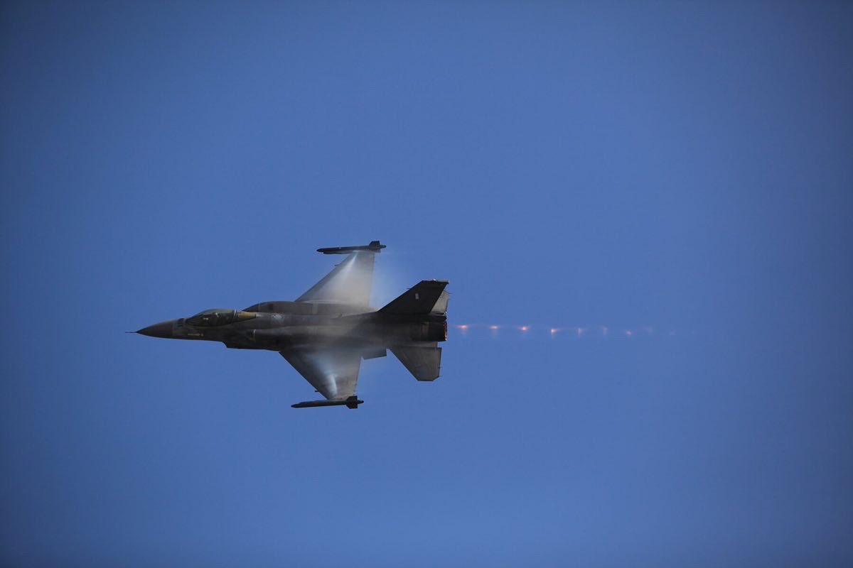 formedianews's tweet photo. «Ζευς» και «Δαίδαλος» κατέκτησαν τους αιθέρες της Λάρισας
Με τις αεροπορικές επιδείξεις των ομάδων «Ζευς» και «Δαίδαλος» στους κορυφώθηκαν σήμερα οι εορταστικές εκδηλώσεις της Πολεμικής Αεροπορίας για τον εορτασμό του προστάτη της, Αρχαγγέλου Μιχαήλ. #formedia #HellenicAirForce https://t.co/FNfxvXI1RN