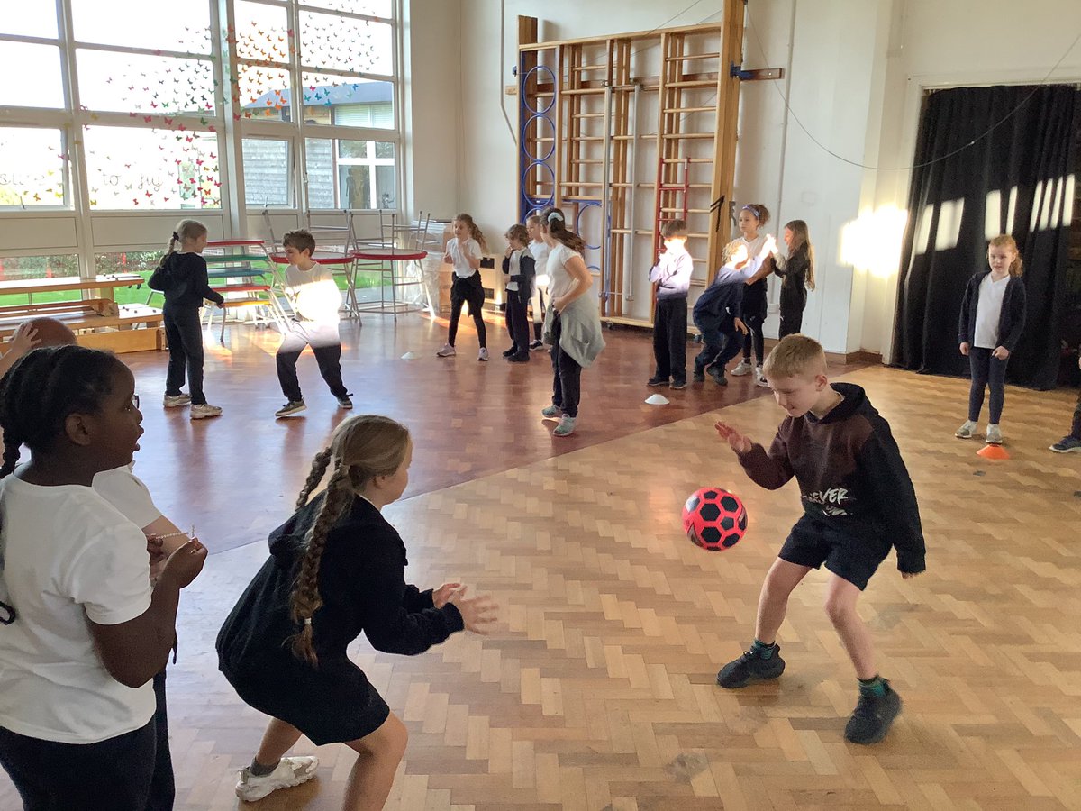 IPMATTowngate's tweet photo. #class3TPA enjoyed developing their ball skills today in #PETPA. They practised dribbling the ball and throwing and catching using chest pass and over head pass. https://t.co/m2Nvnr2hqM