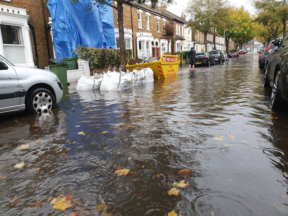 KatsandDogsUK's tweet photo. Delafield Road, SE3 -
Flooded because the leaves haven’t been collected. Local residents pulling together to try and save flooding basements. #GreenwichCouncil @Royal_Greenwich - get your act together! https://t.co/fKZ5eUq3cI
